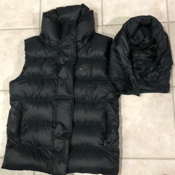 Nike puffy vest with detachable hood - Picture 3 of 4